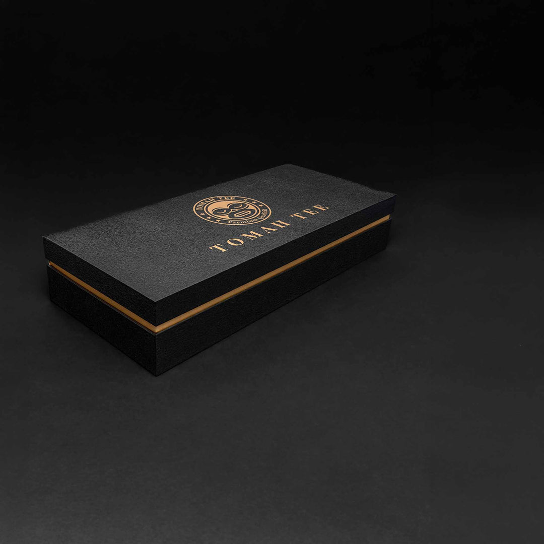 Tomah Tee Classic Edition – schwarze Tee-Geschenkbox mit goldenen Details für fünf 100-g-Teedosen