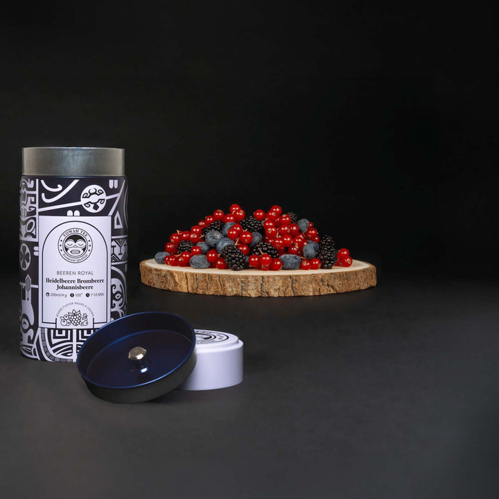 Beeren Royal Teedose mit losem Beerentee und verschiedenen Beeren