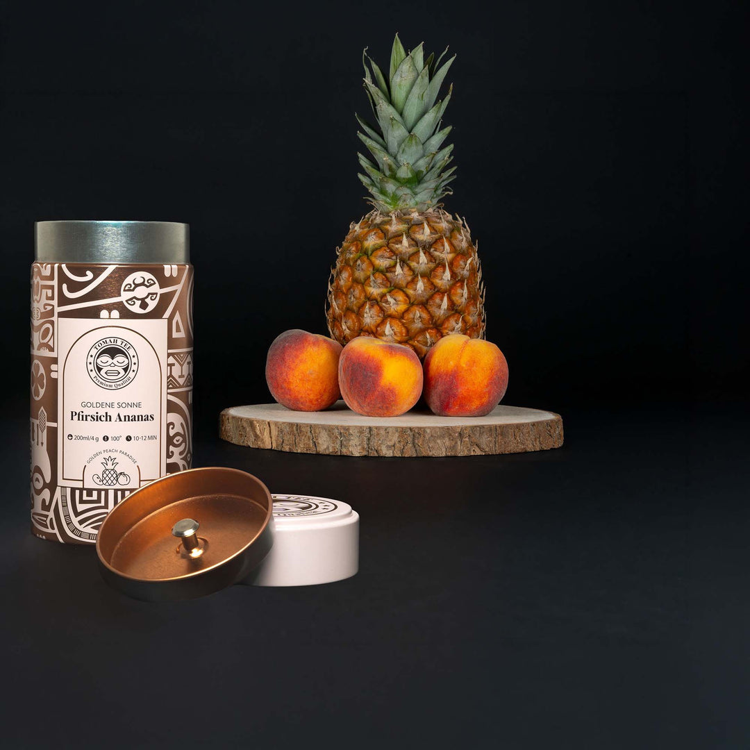 Goldene Sonne Teedose mit Pfirsich-Ananas-Tee und fruchtigen Zutaten