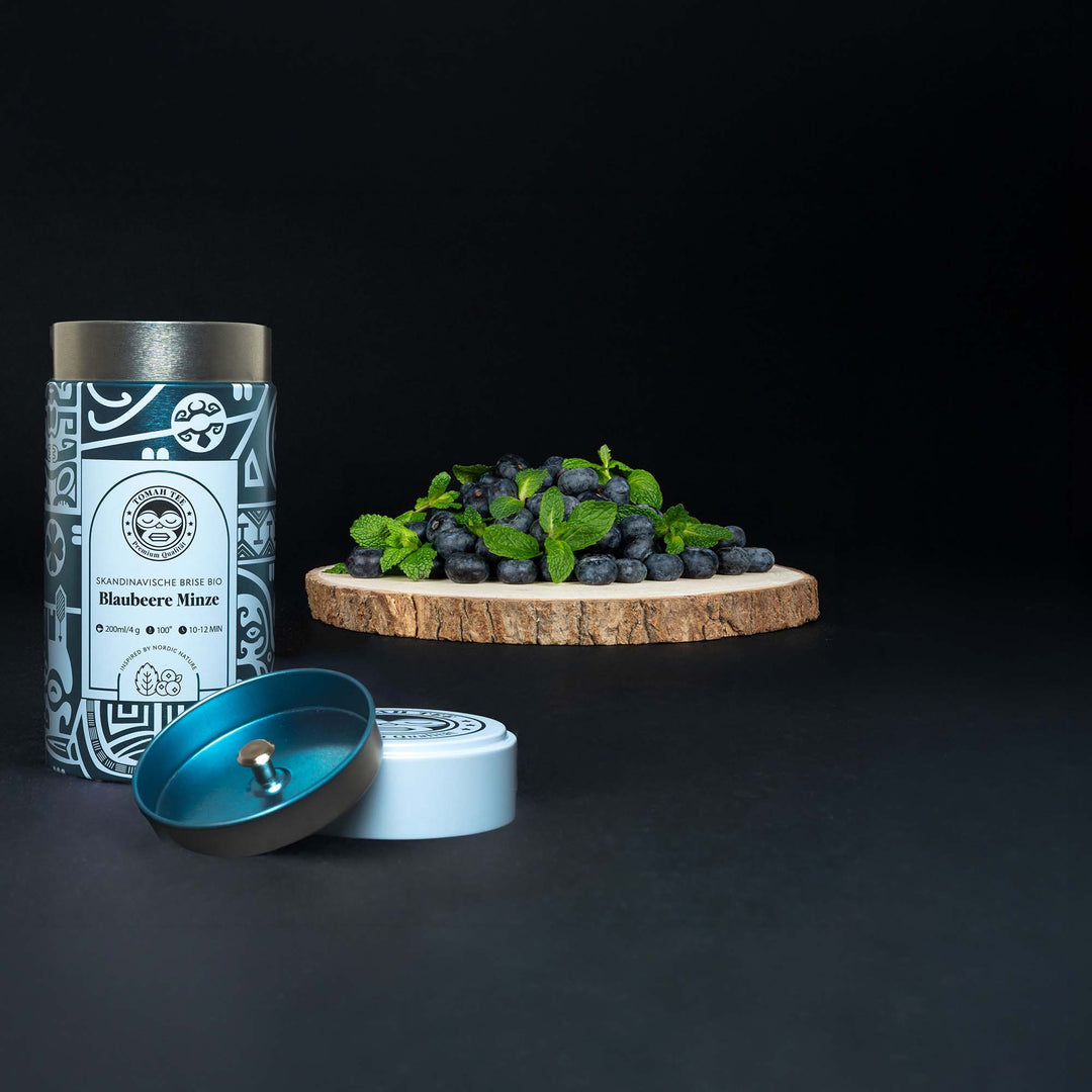 Skandinavische Brise BIO Teedose mit Blaubeere-Minze-Teemischung und frischen Kräutern