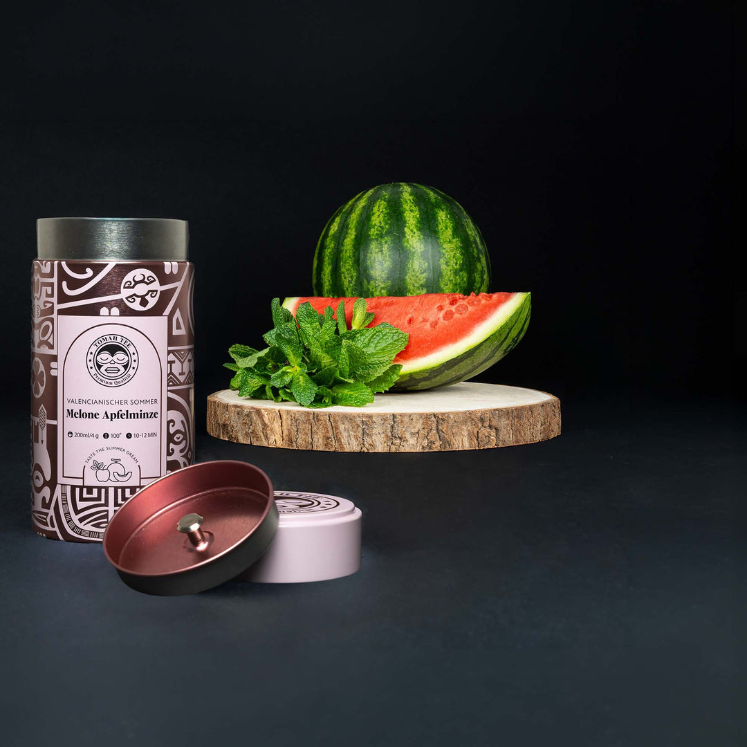 Valencianischer Sommer Teedose mit Melone-Apfelminze-Tee und fruchtigen Zutaten