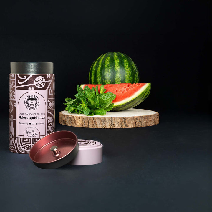 Valencianischer Sommer Teedose mit Melone-Apfelminze-Tee und fruchtigen Zutaten