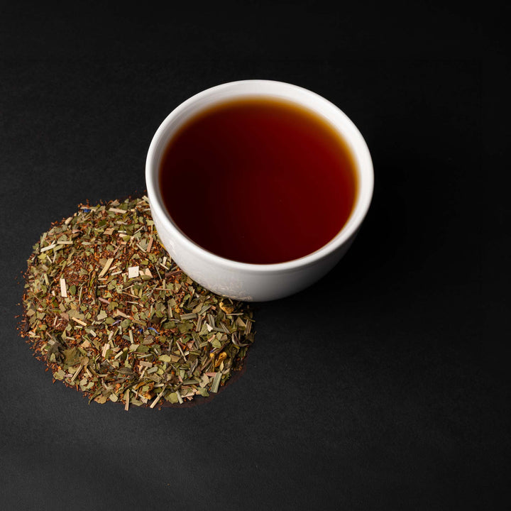 Aufgegossener Pure Energie BIO Tee mit loser Rooibos-Mate-Zitrone-Teemischung von Tomah Tee