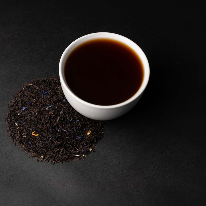 Aufgegossener Earl-Grey-Schwarztee mit loser Bergamotte-Teemischung