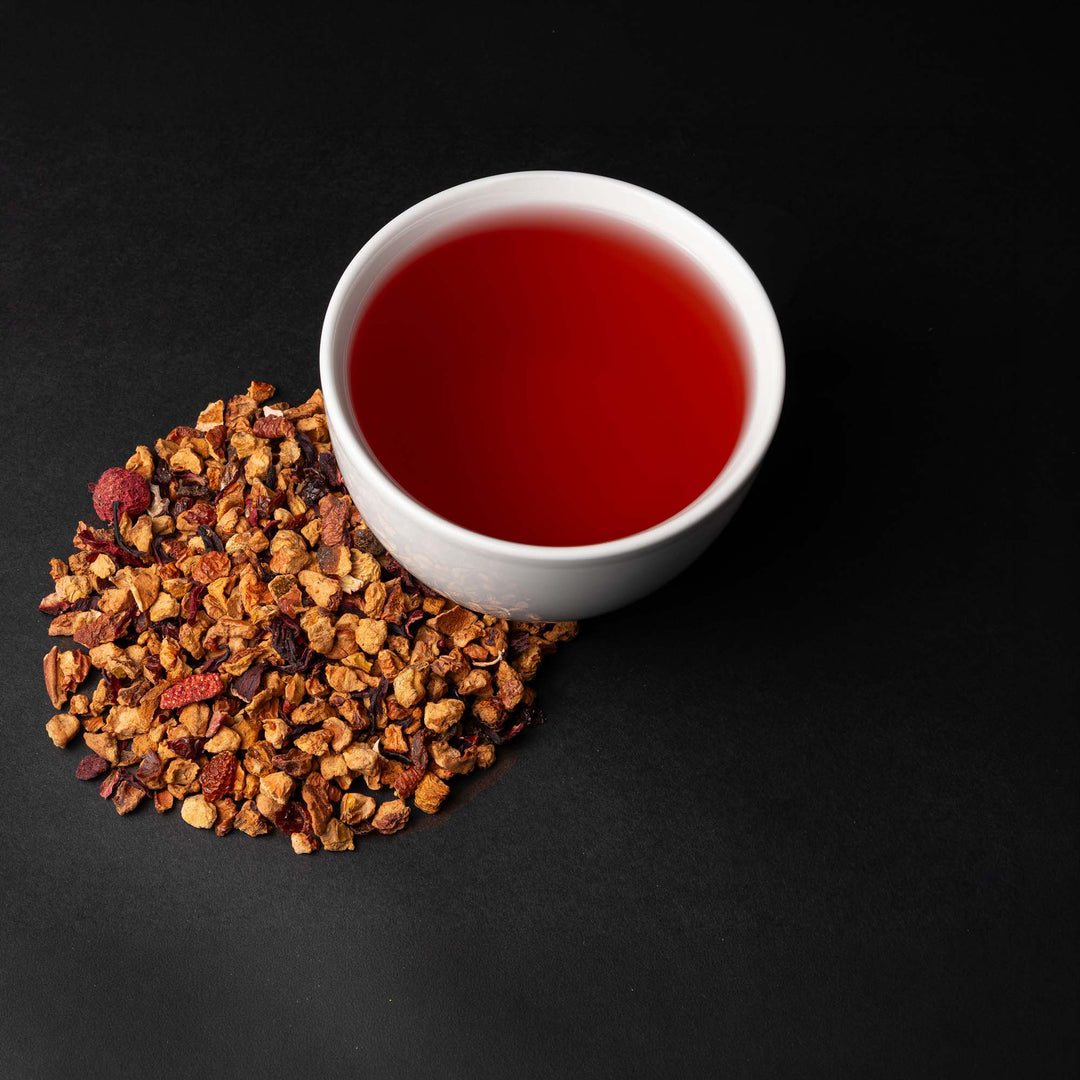 Aufgegossener Bio Früchtetee mit Hibiskus, Himbeere und loser Teemischung