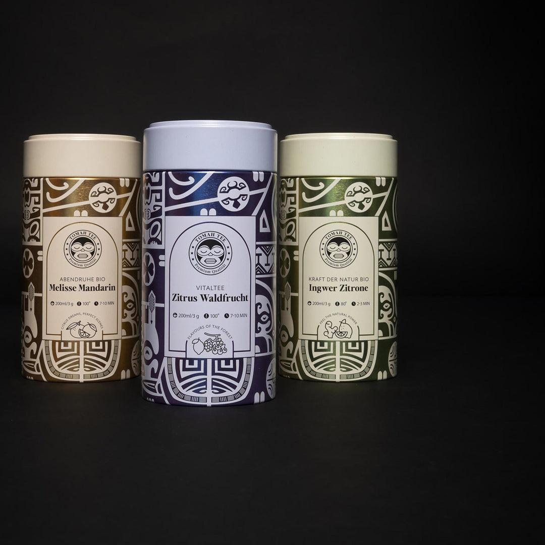 Tomah Tee Kraftquelle Trio – 3er Tee-Set mit Ingwer-Zitrone, Melisse-Mandarine und Zitrus-Waldfrucht in Premium-Dosen