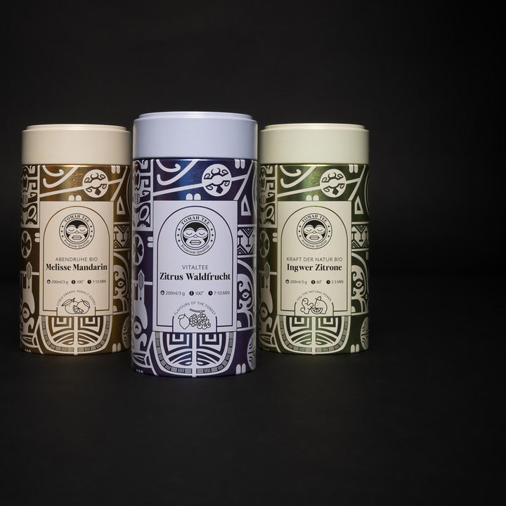 Tomah Tee Kraftquelle Trio – 3er Tee-Set mit Ingwer-Zitrone, Melisse-Mandarine und Zitrus-Waldfrucht in Premium-Dosen