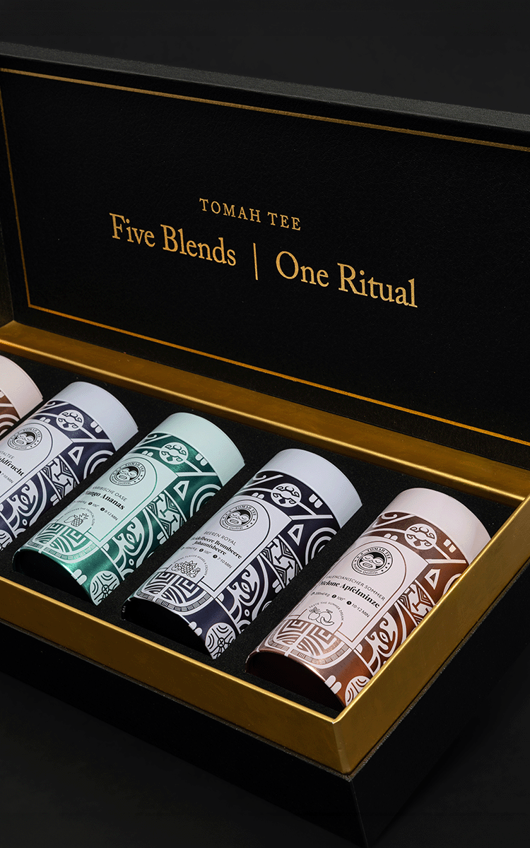 Geöffnete Tmah Tee Geschenkbox mit fünf Teedosen in hochwertiger schwarzer Verpackung mit goldenen Details