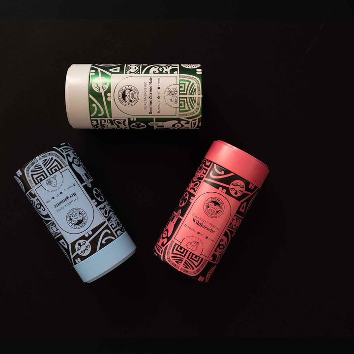 Tomah Tee Rhythmus-Trio mit drei Teedosen: Wildkirsche, Rooibos-Mate-Zitrone und Earl-Grey-Schwarztee