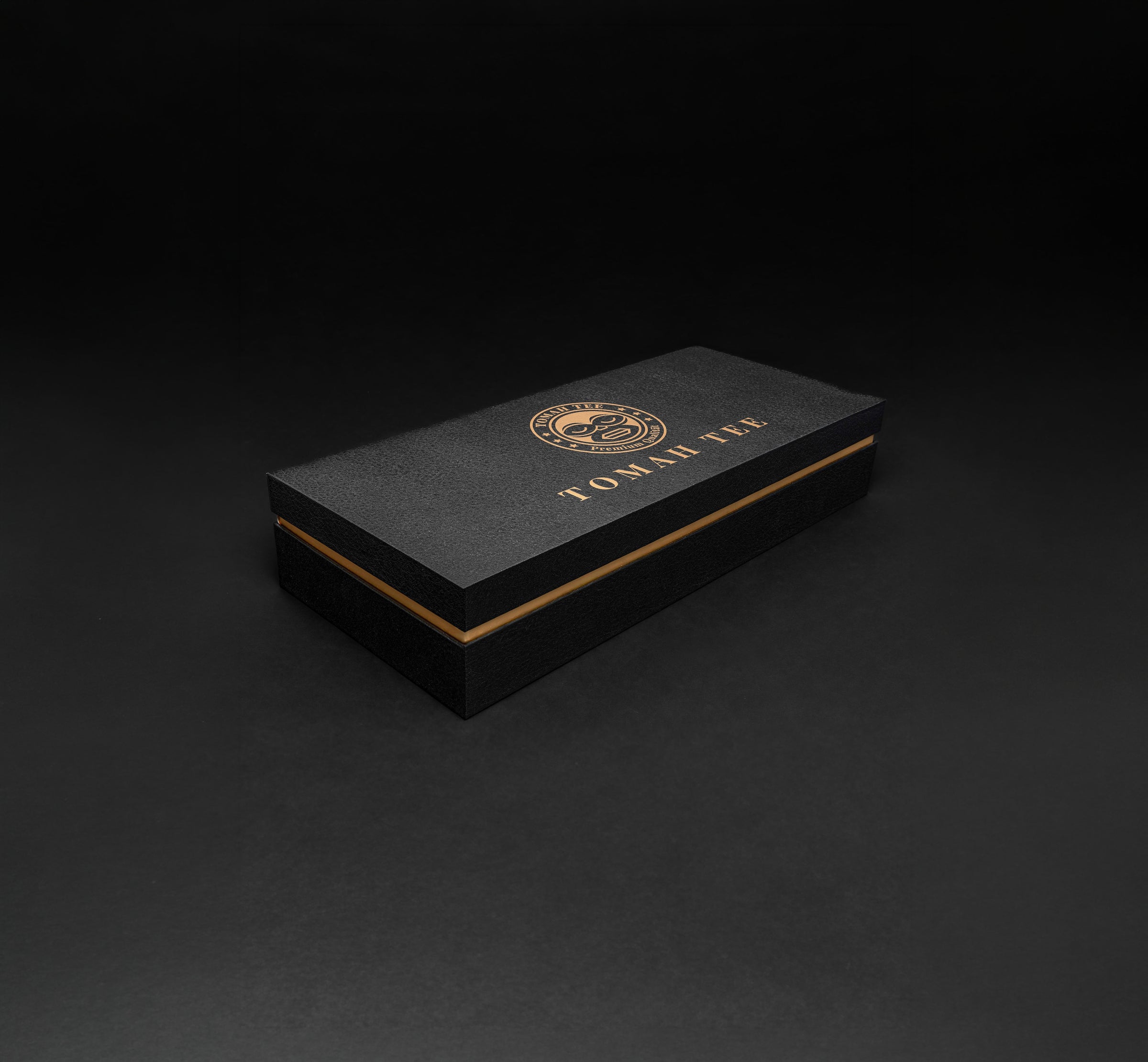 Geschlossene Tomah Tee Geschenkbox in schwarzem Design mit goldenen Akzenten
