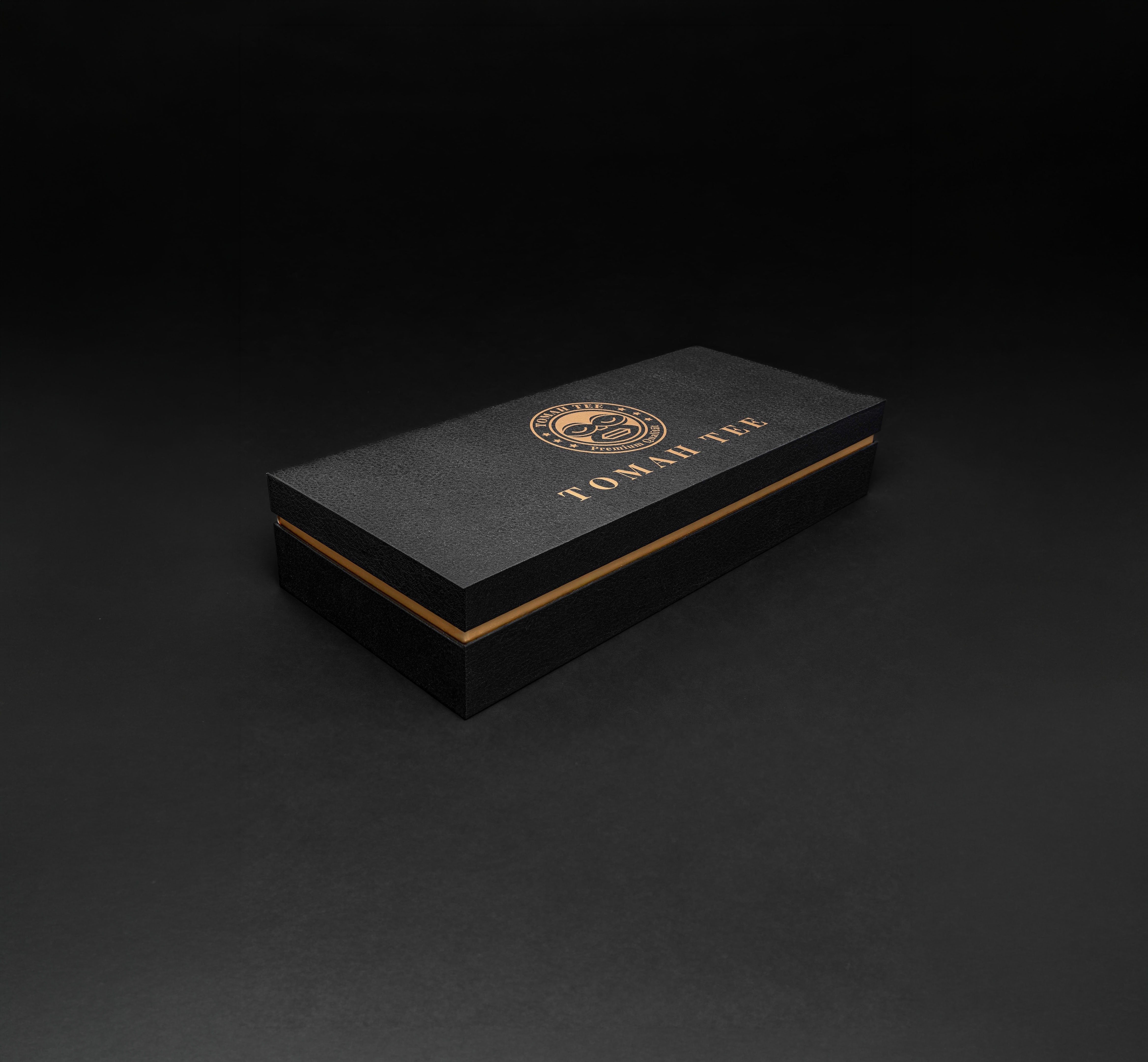 Geschlossene Tomah Tee Geschenkbox in schwarzem Design mit goldenen Akzenten
