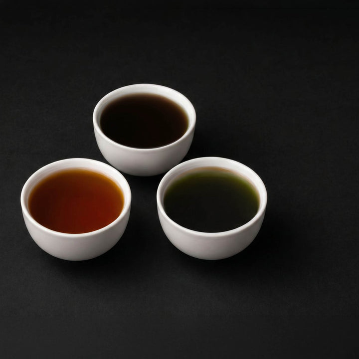 Drei aufgegossene Tees des Tomah Tee Rhythmus-Trios: Schwarztee, Rooibos-Mate-Zitrone und Earl Grey
