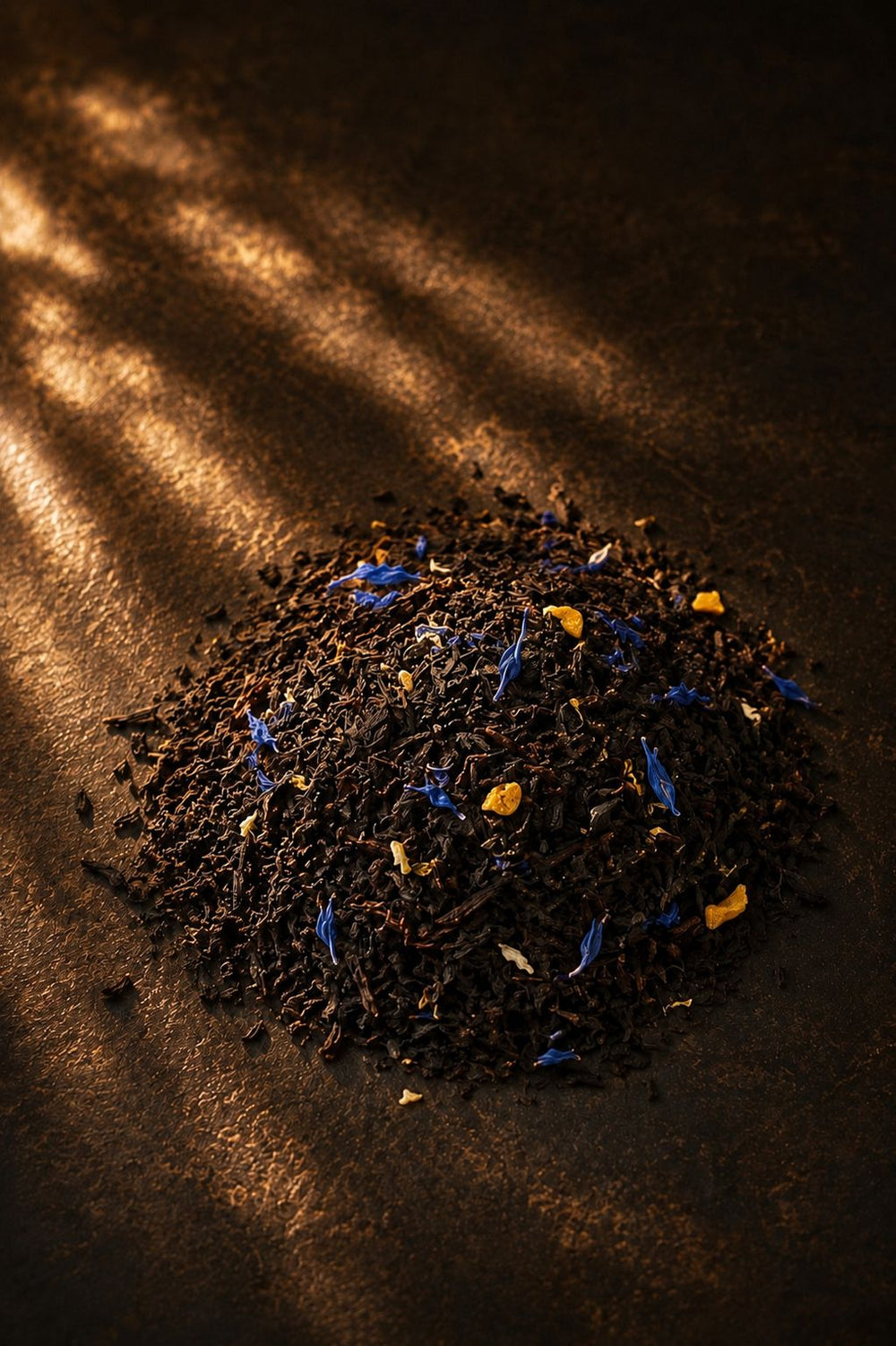 Lose Schwarztee-Mischung mit Blauen Kornblumenblüten und Zitrusstücken